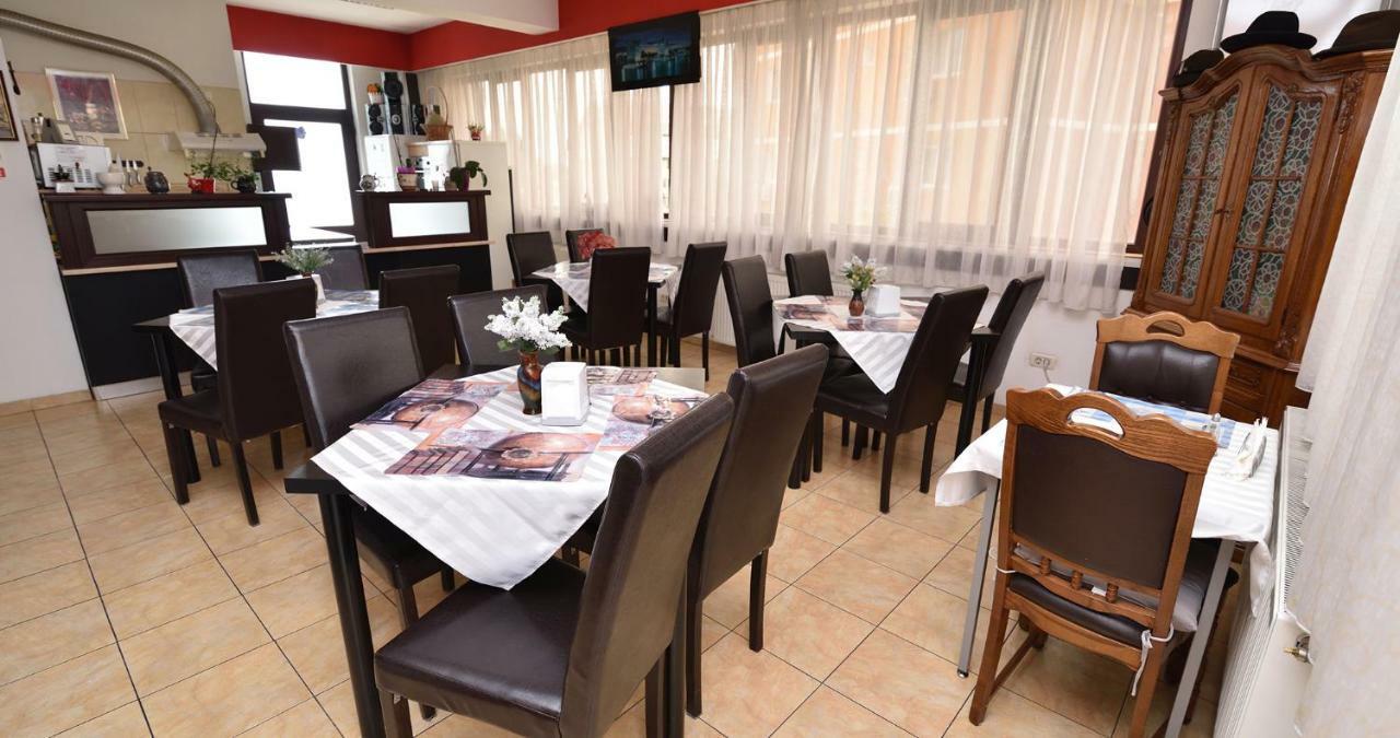 Hotel Taco Bucarest Esterno foto