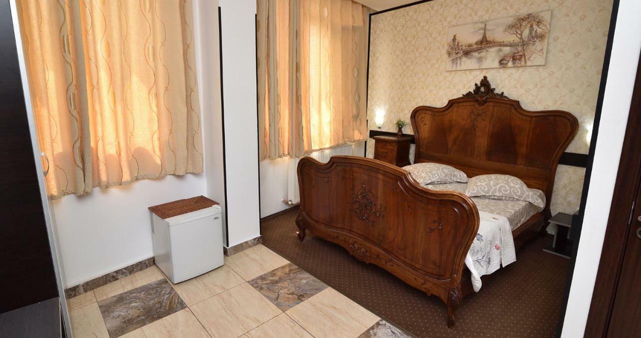 Hotel Taco Bucarest Esterno foto