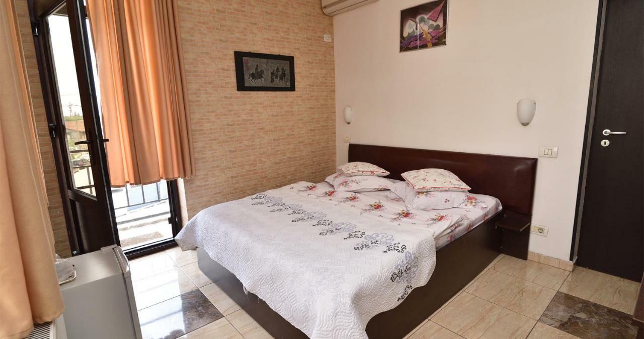 Hotel Taco Bucarest Esterno foto