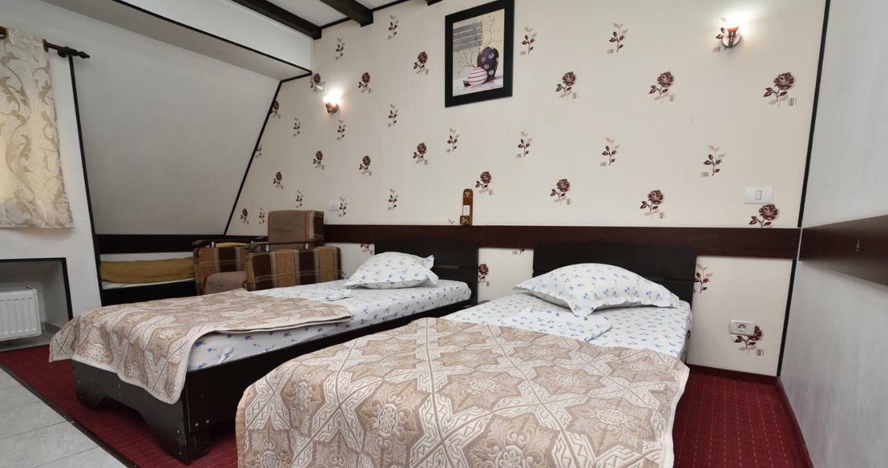 Hotel Taco Bucarest Esterno foto