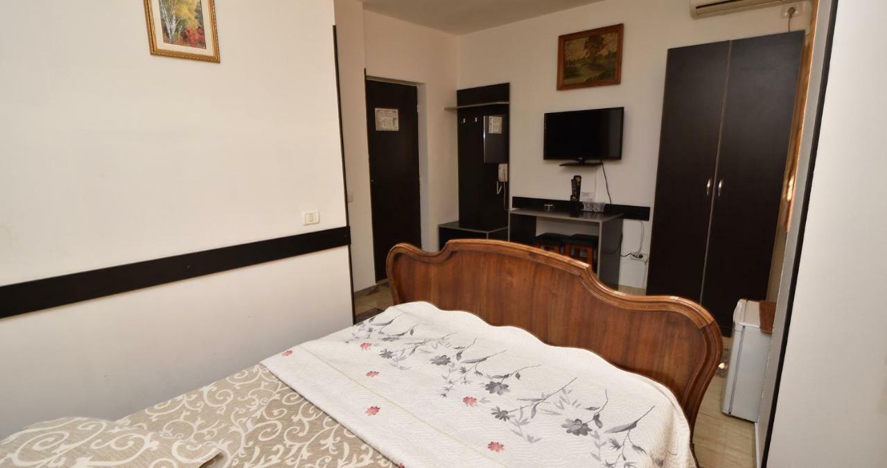 Hotel Taco Bucarest Esterno foto