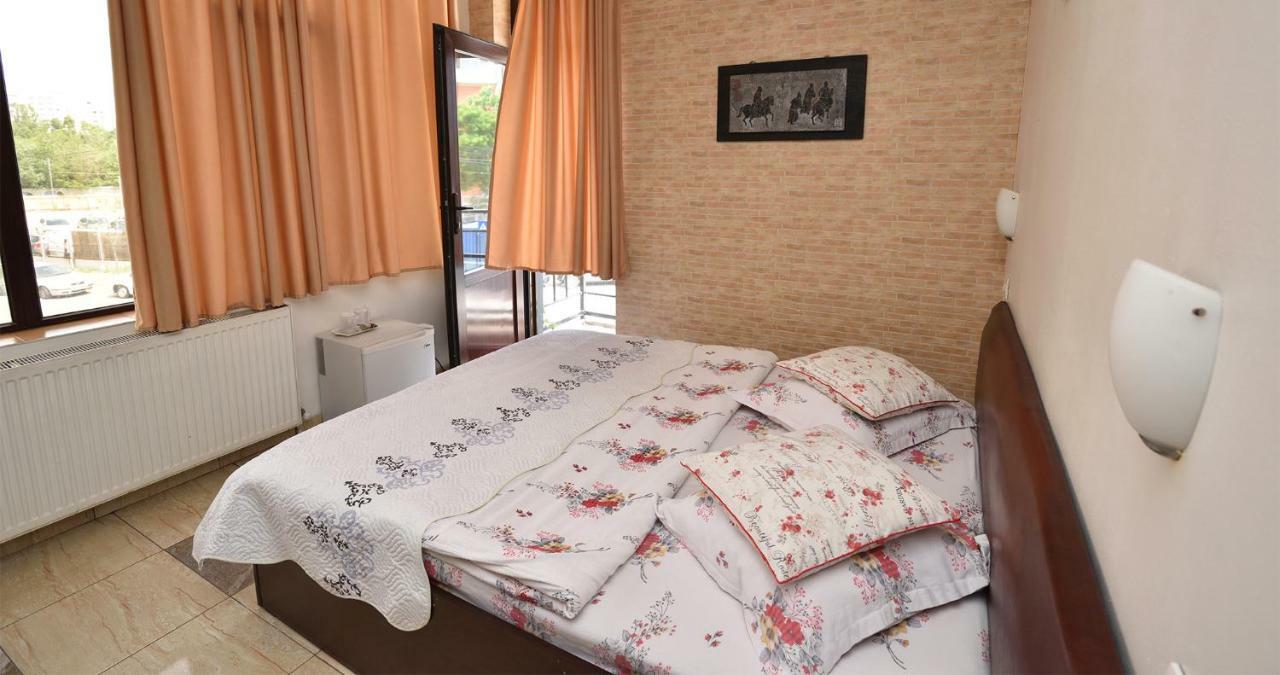 Hotel Taco Bucarest Esterno foto